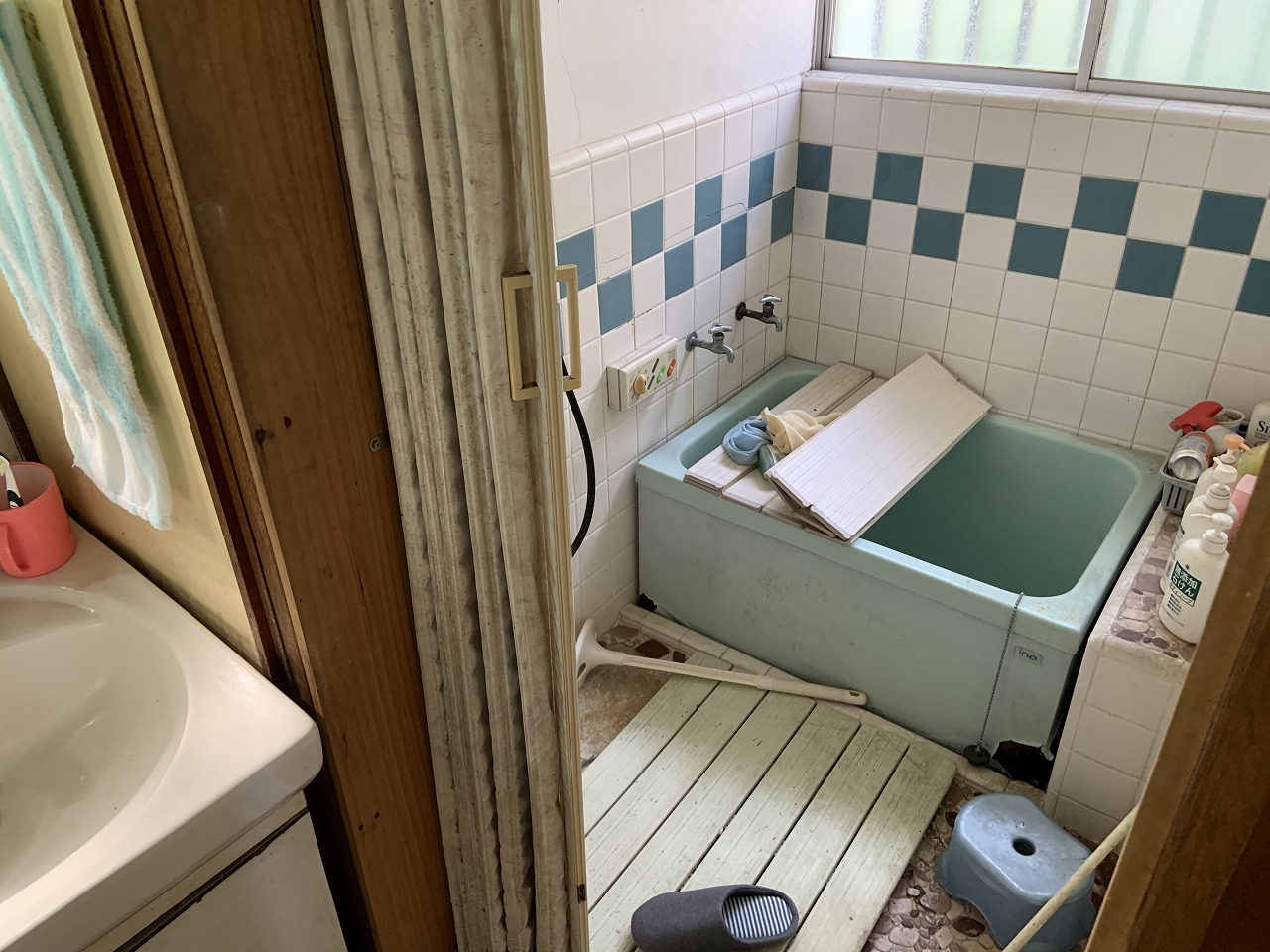 交換サインの出た古いタイル浴室