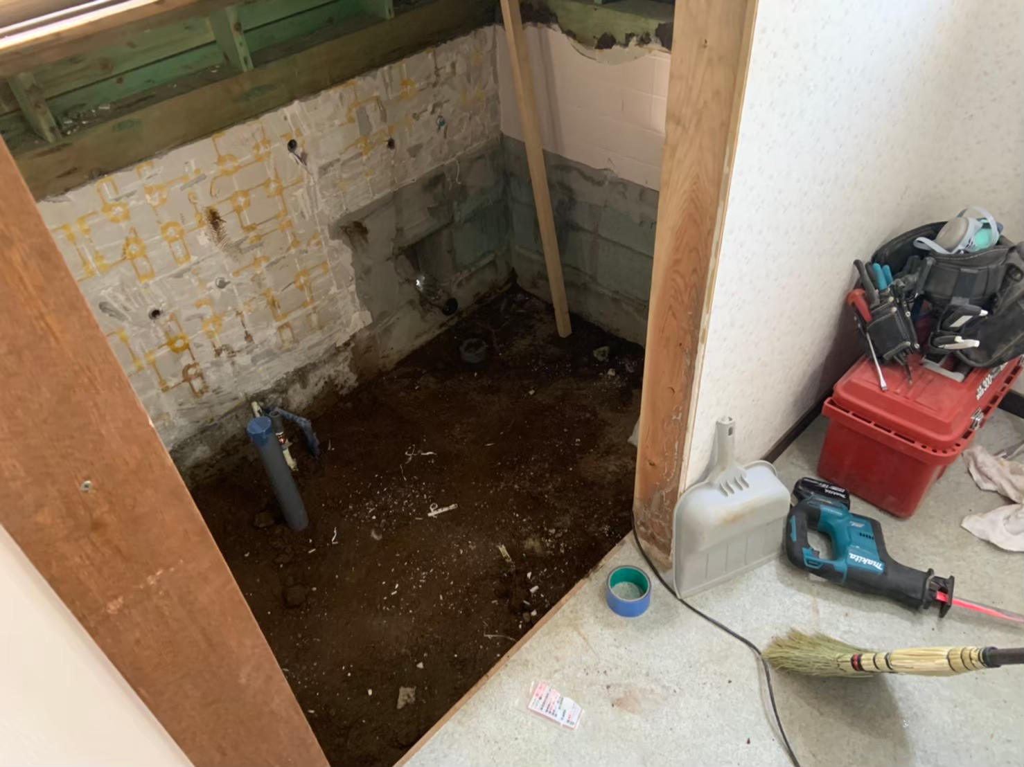 解体後のタイル浴室